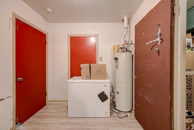 utility room with washer / clothes dryer and water heater