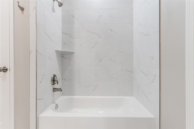 bathroom featuring tiled shower / bath combo