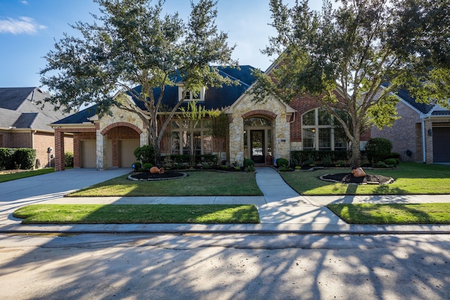 view of front of house featuring a front lawn