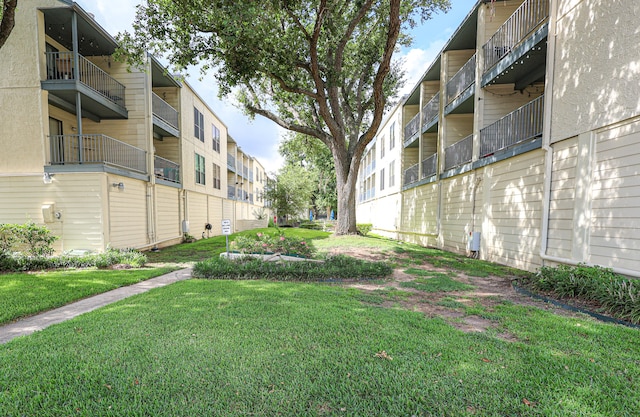 view of home's community featuring a yard