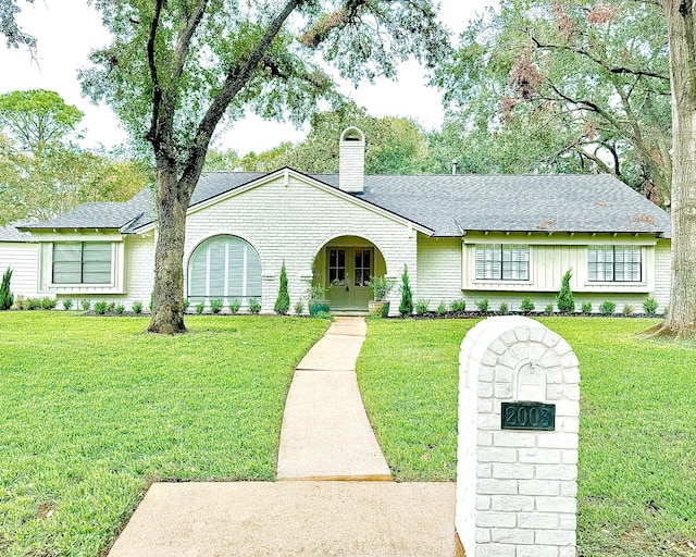 ranch-style house featuring a front yard