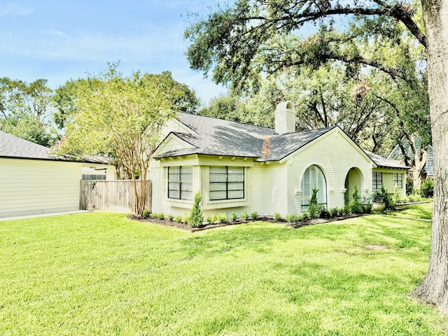 ranch-style home with a front yard