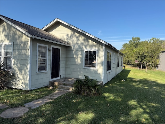 view of front of property with a front lawn