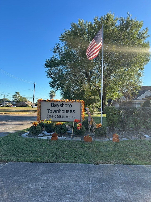 community sign featuring a lawn