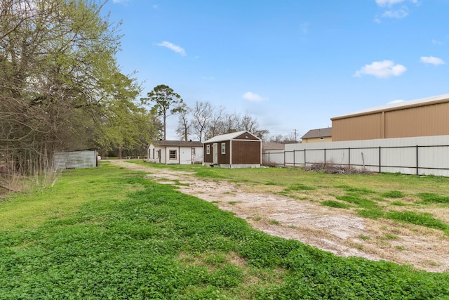 view of yard with an outdoor structure