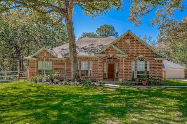 view of front of property featuring a front yard