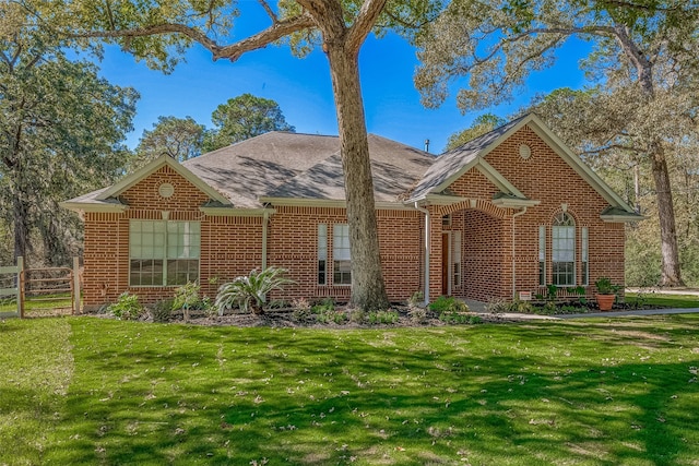 view of front facade featuring a front lawn