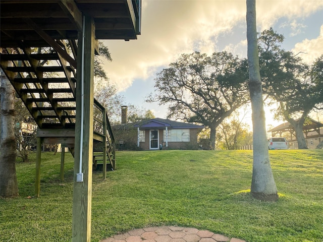 view of yard at dusk