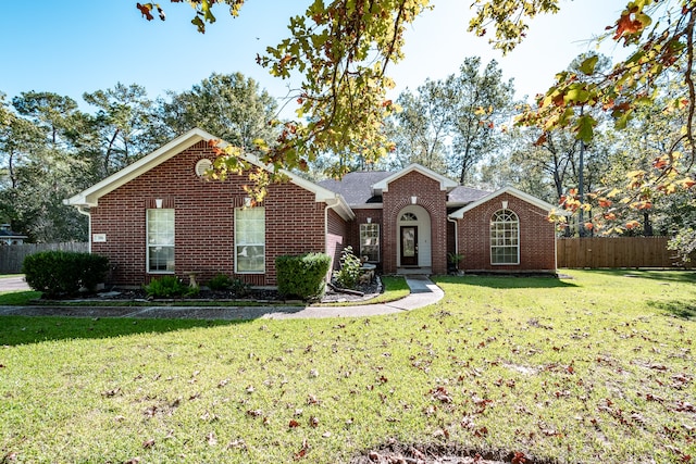 ranch-style home featuring a front lawn