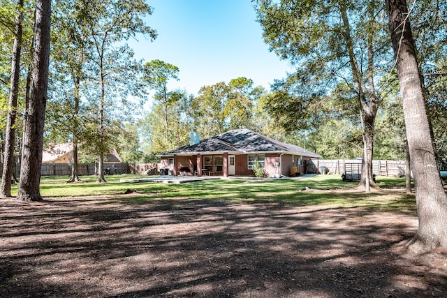 single story home featuring a front yard