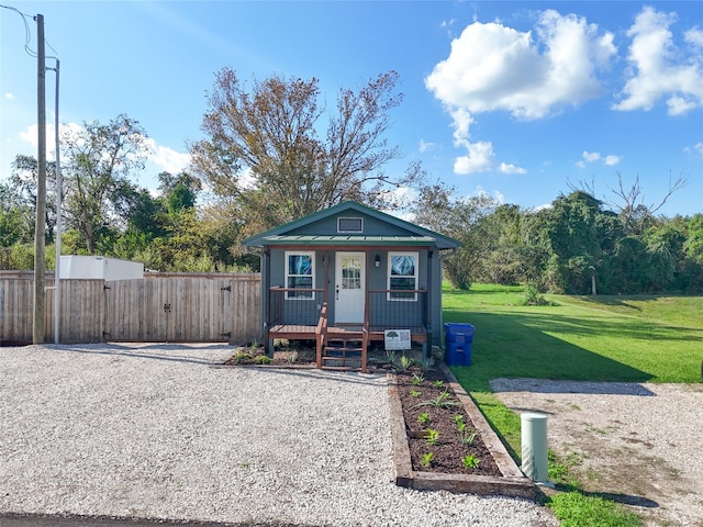 view of front of home featuring a front yard