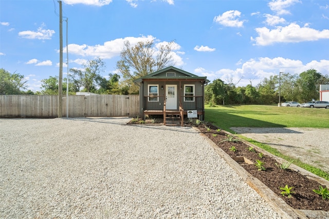 bungalow featuring a front lawn