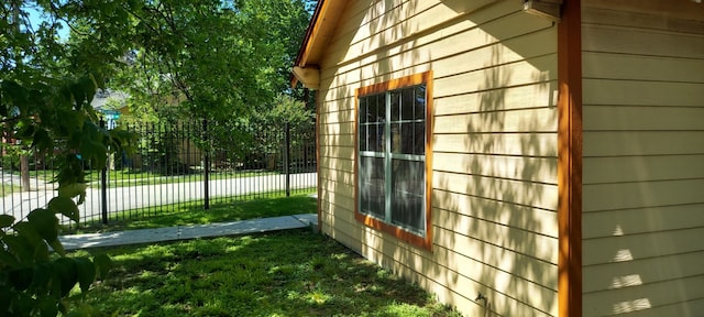 view of side of property featuring a lawn