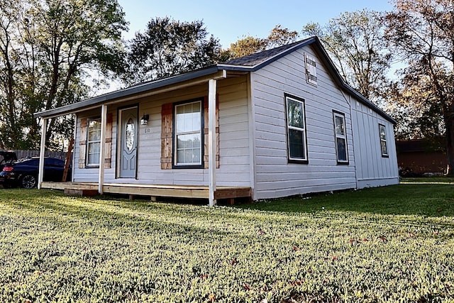 view of front of house with a front yard and covered porch