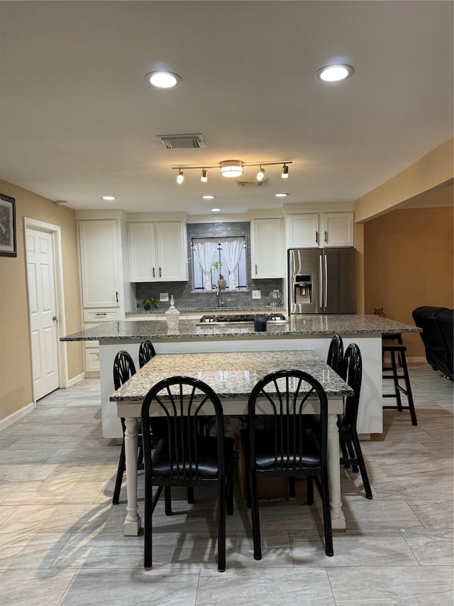 dining room with recessed lighting, visible vents, and baseboards