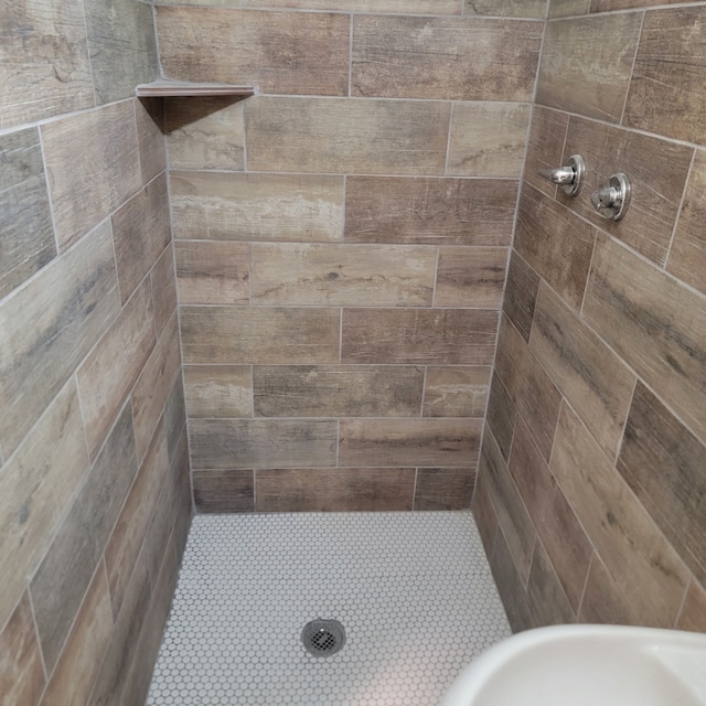 bathroom featuring tiled shower