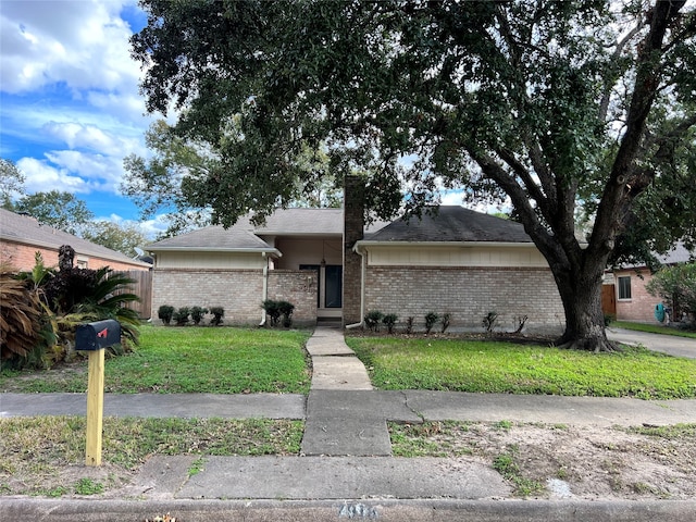 view of front of house featuring a front yard