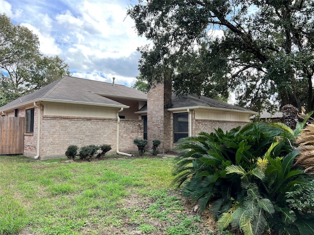 ranch-style house featuring a front yard