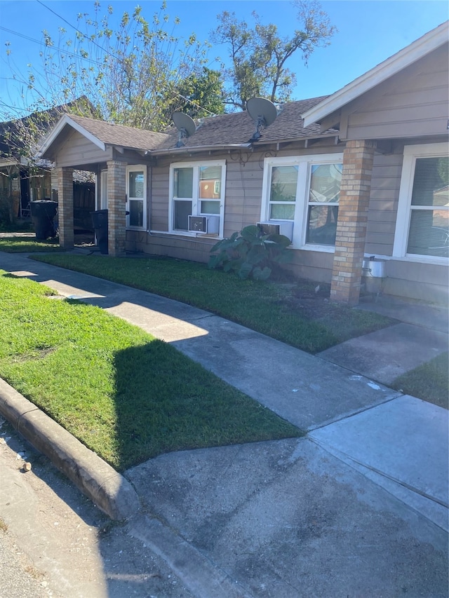 single story home featuring a front yard