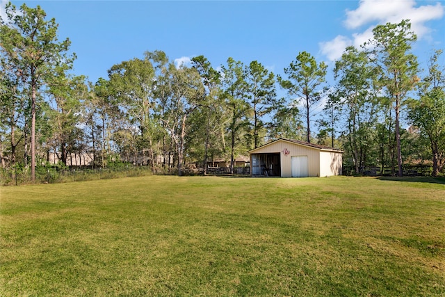 view of yard featuring an outbuilding