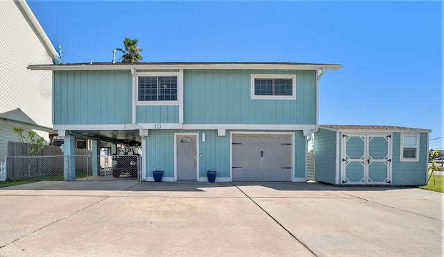 view of front property featuring a garage