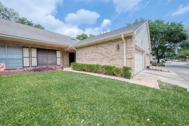 view of front of home featuring a front lawn and a garage