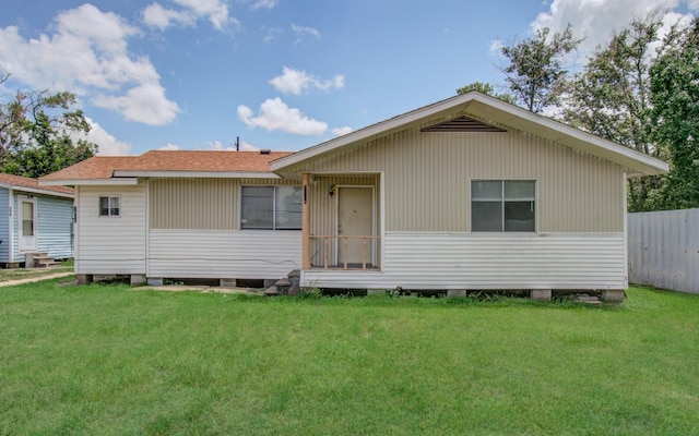 back of house featuring a lawn