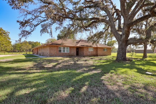 view of side of property featuring a lawn