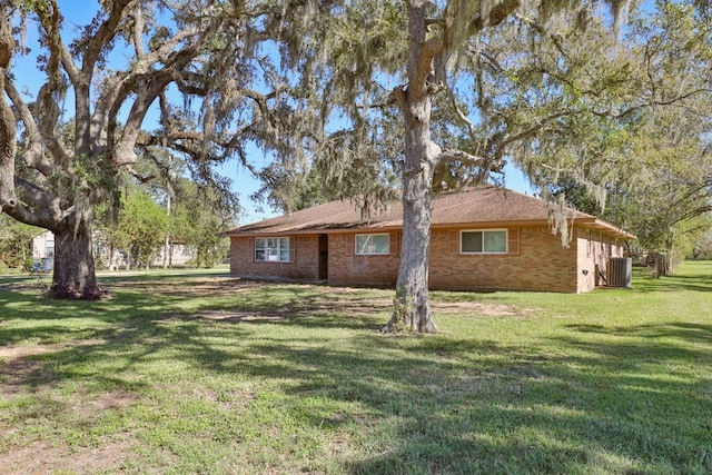 view of front of home featuring a front lawn