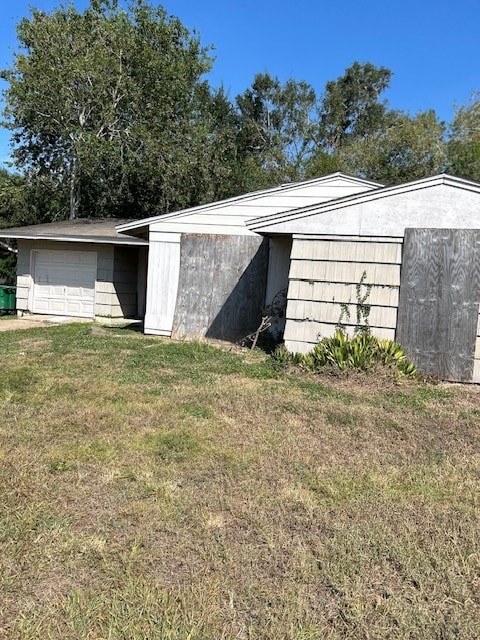 view of outdoor structure with a yard