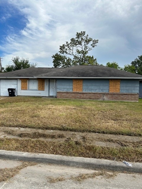 view of front of house featuring a garage and a front lawn