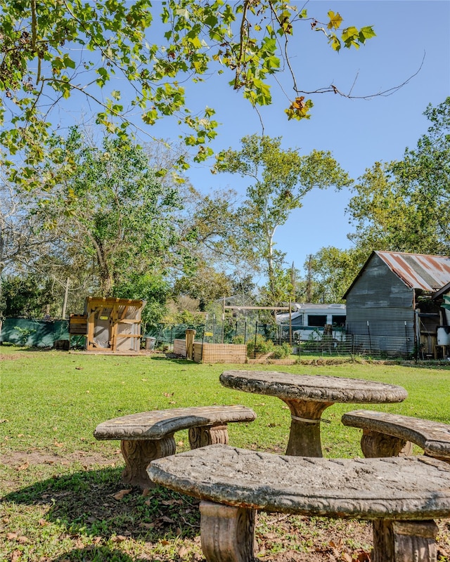 view of yard with an outbuilding