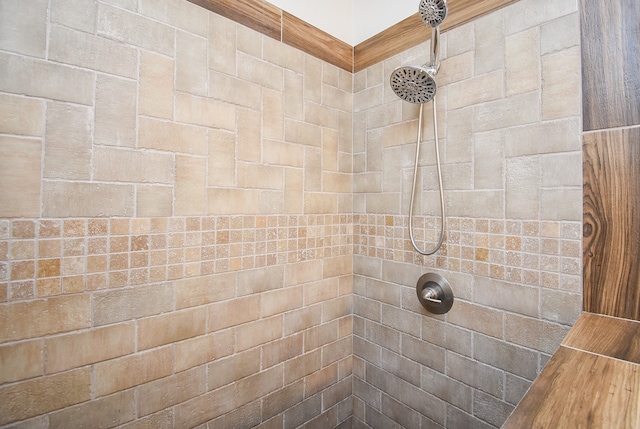 bathroom featuring a tile shower