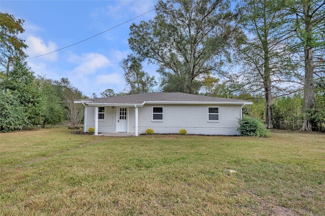 ranch-style house featuring a front lawn