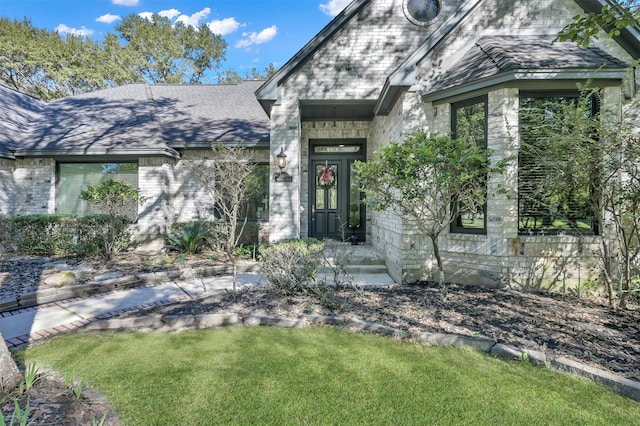 entrance to property featuring a yard