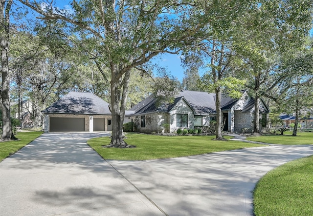 view of front of property featuring a front lawn