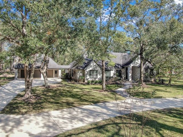 view of front facade with a front lawn