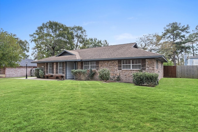 single story home featuring a front yard