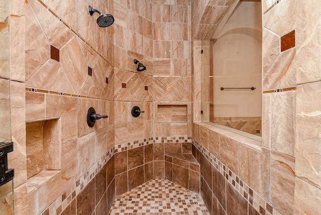 bathroom featuring a tile shower