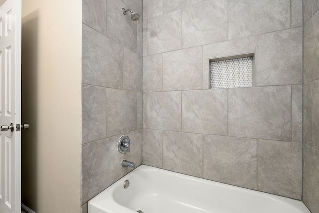 bathroom with tiled shower / bath combo