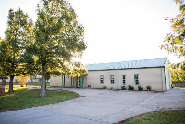 view of front of home featuring a front yard