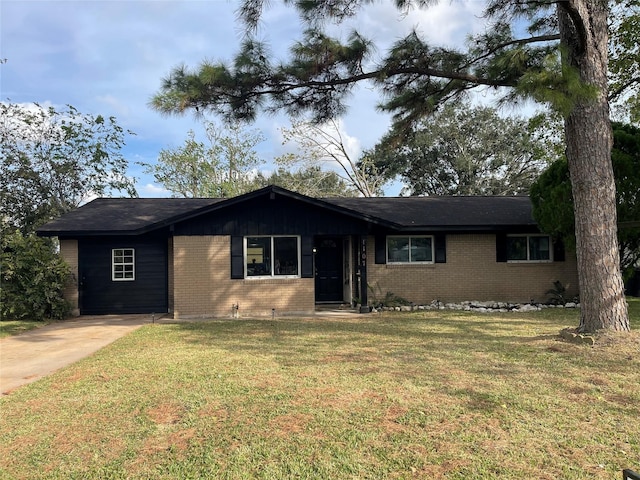 ranch-style home featuring a front lawn