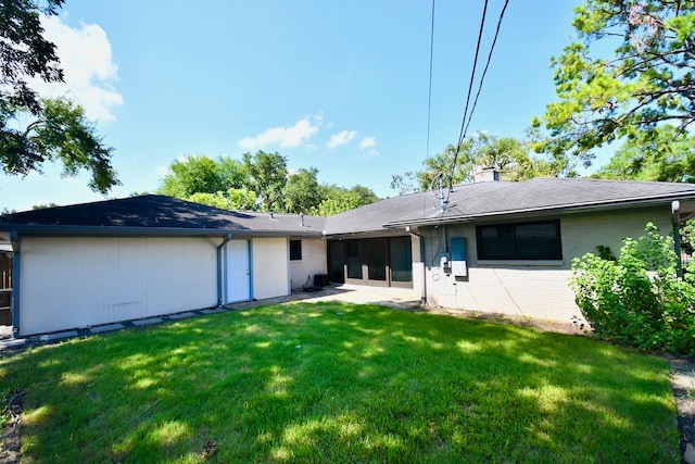 back of house featuring a lawn