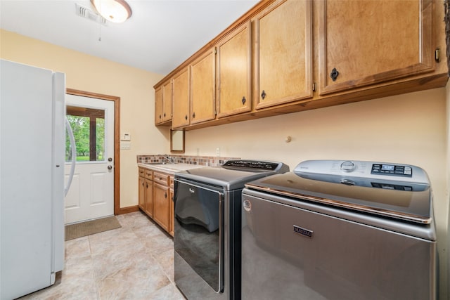 laundry room with cabinets and independent washer and dryer