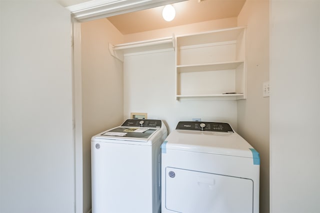 washroom featuring washing machine and clothes dryer