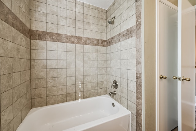 bathroom with tiled shower / bath