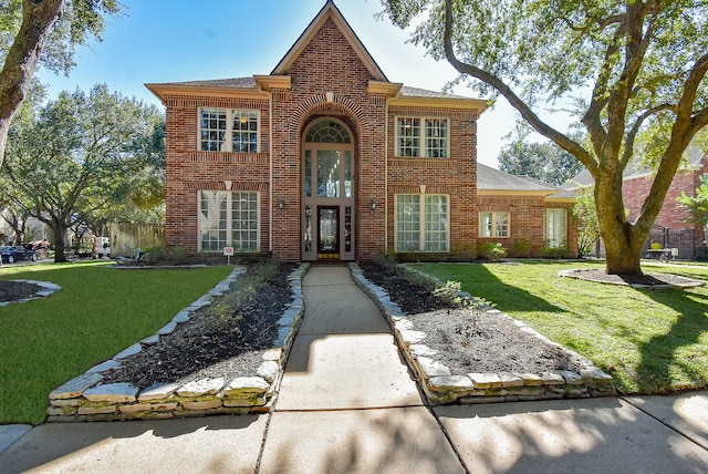 view of front of property featuring a front yard