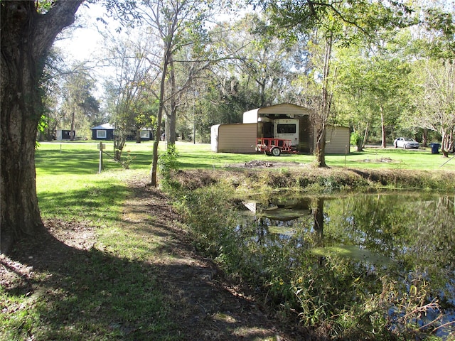 view of yard featuring a water view