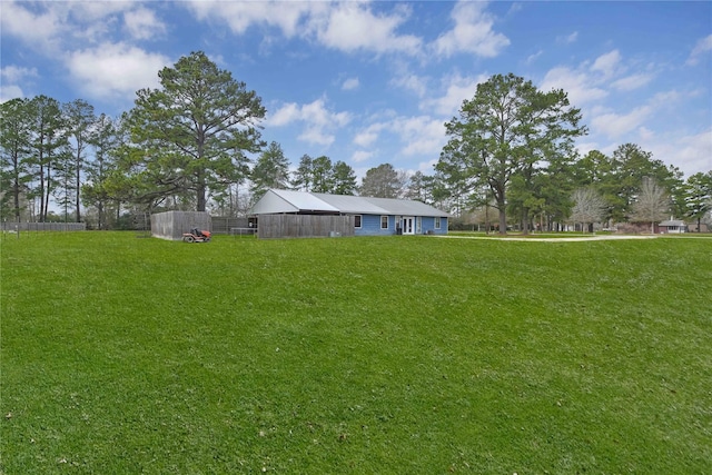 view of yard featuring an outbuilding