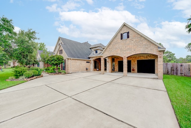 view of front of house featuring a front yard